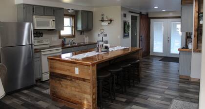 Ohio Street Retreat-hot tub, massage chair, pool