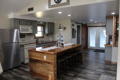 Ohio Street Retreat-hot tub, massage chair, pool