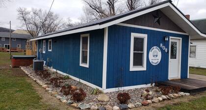 Ohio Street Retreat-hot tub, massage chair, pool