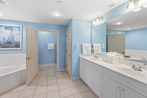Bañera con ducha, secador de pelo, toallas