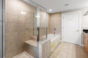 Combined shower/tub, jetted tub, towels
