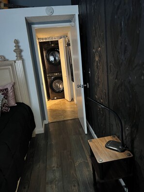 1 bedroom, iron/ironing board, WiFi, bed sheets - Lovely tiny private house in great safe neighborhood! with private yard for pets (Palmdale)