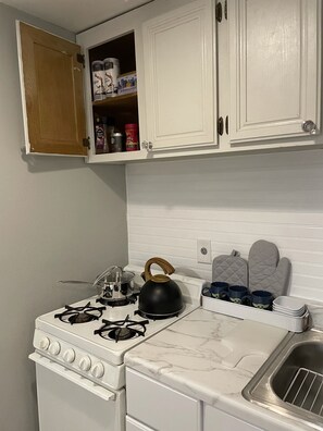 Fridge, microwave, oven, stovetop - Lovely tiny private house in great safe neighborhood! with private yard for pets (Palmdale)