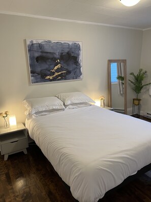 1 bedroom, desk, iron/ironing board, free WiFi - Trendy downtown apartment near restaurants/bars (Fredericton)