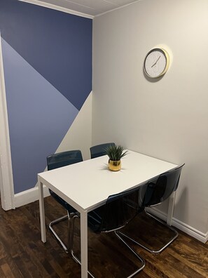 Dining - Trendy downtown apartment near restaurants/bars (Fredericton)