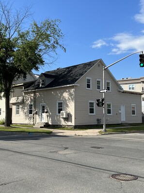 Exterior - Trendy downtown apartment near restaurants/bars (Fredericton)