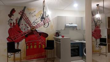 Fridge, oven, stovetop, coffee/tea maker