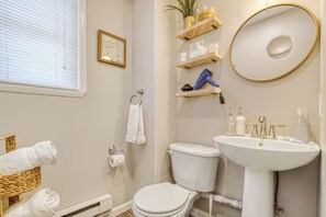 Dusch, hårtork, handdukar och tvål