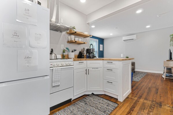 Mikrovågsugn, ugn, spishäll och kaffe- och tebryggare