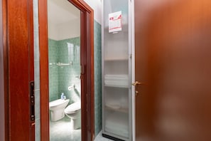 Dusche, Regendusche, kostenlose Toilettenartikel, Haartrockner