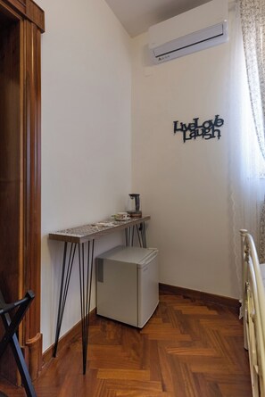 "SOFIA" DOBLE ROOM 1 BED FRENCH BED SHARED TOILET | 1 soverom, minibar, wi-fi (inkludert) og sengetøy