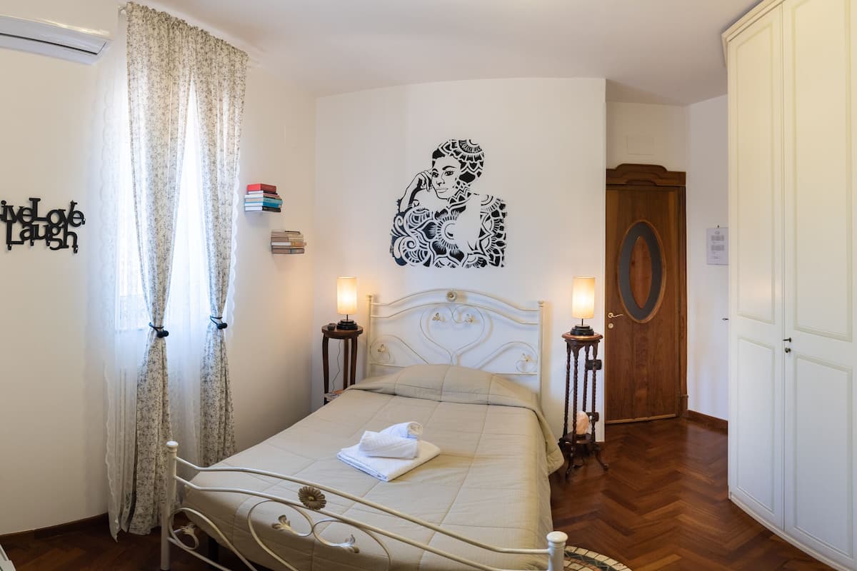 "SOFIA" DOBLE ROOM 1 BED FRENCH BED SHARED TOILET | 1 多间卧室、迷你吧、免费 WiFi、床单