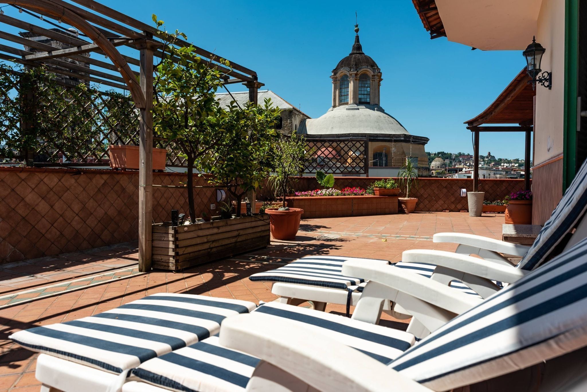 "SOFIA" DOBLE ROOM 1 BED FRENCH BED SHARED TOILET | Terrasse/Patio