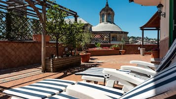 "SOFIA" DOBLE ROOM 1 BED FRENCH BED SHARED TOILET | Terrasse/Patio