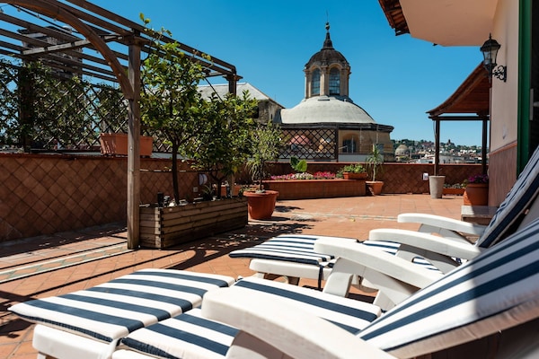 "SOFIA" DOBLE ROOM 1 BED FRENCH BED SHARED TOILET | Hiên