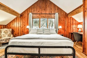 3 bedrooms, memory-foam beds, desk, iron/ironing board - Creekside Hideaway | Hot Tub • Cedar Sauna Spa (Sylva)