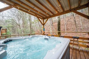 Outdoor spa tub - Creekside Hideaway | Hot Tub • Cedar Sauna Spa (Sylva)