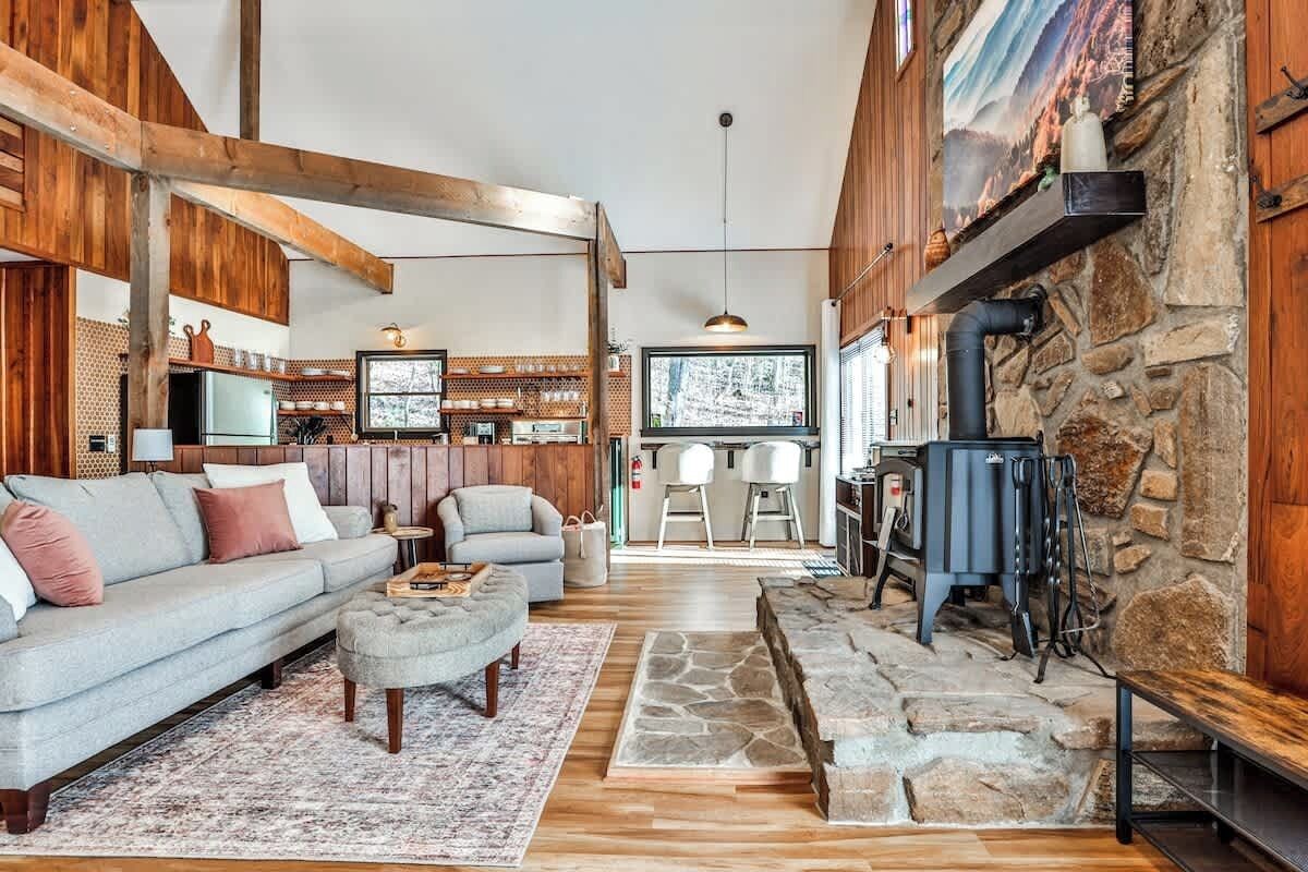 Fernseher, Kamin, Videospiele, Arbeitsbereiche