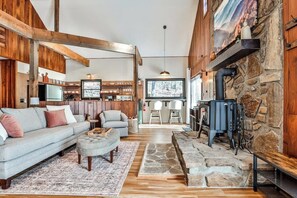 Televisie, een open haard, videospelletjes en een kantoor