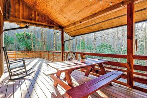 Outdoor dining - Creekside Hideaway | Hot Tub • Cedar Sauna Spa (Sylva)