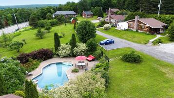 Alberca al aire libre y alberca climatizada