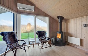 Interior - Nice home in Tarm with kitchen (Tarm)