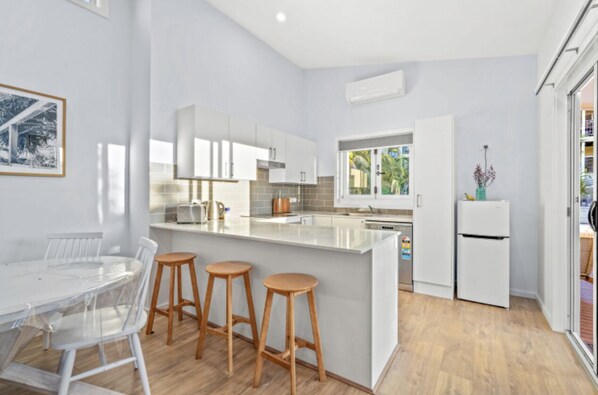 Fridge, microwave, oven, stovetop - Avoca Azure (Avoca Beach)