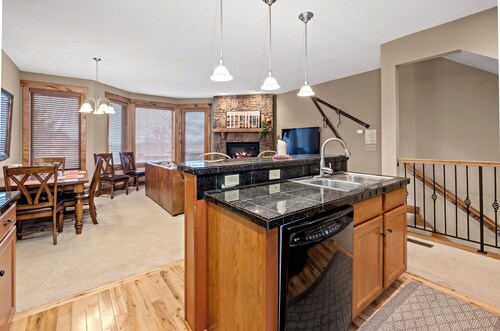 Cozy top of the mountain retreat at 7Springs Resort