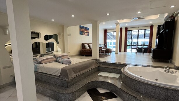 Een moderne badkamer met een ruime badkuip, een aparte douche en een inloopdouche.
