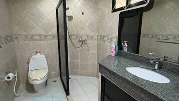 Duschwanne, Haartrockner, Seife, Toilettenpapier