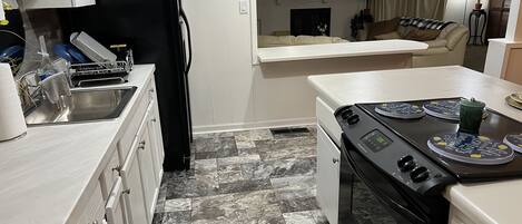 Réfrigérateur, four à micro-ondes, un four, surface de cuisson