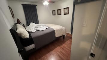 3 bedrooms, desk, iron/ironing board, free WiFi