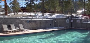 Alberca techada y alberca al aire libre