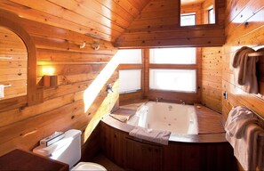 Ducha, bañera de hidromasaje, secador de pelo, toallas