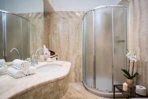 Dusche, Haartrockner, Handtücher, Seife