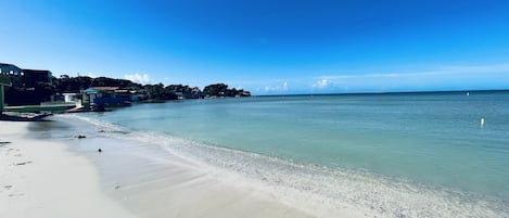 Una spiaggia nelle vicinanze