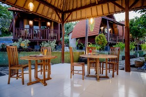 Outdoor dining - Granyam Garden Cottage nature View (Nusa penida)