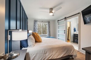 2 bedrooms, desk, iron/ironing board, free WiFi - Wild Sunflower Retreat (Roswell)