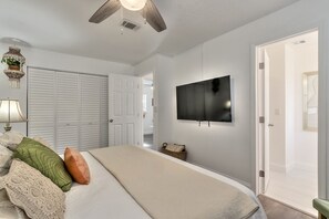 2 habitaciones, tabla de planchar con plancha, cuna de viaje y wifi