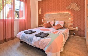 2 室のベッドルーム、旅行用ベビーベッド、WiFi (無料)、ベッドシーツ