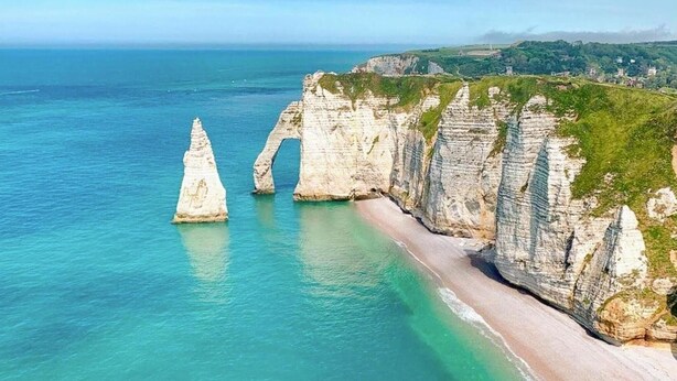 A coastal landscape with white cliffs and a beach. - Amazing home in Angerville-l'Orcher with WiFi (Angerville-l'Orcher)