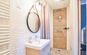 Shower, hair dryer - Luxurious home in Angerville-l'Orcher with WiFi (Angerville-l'Orcher)