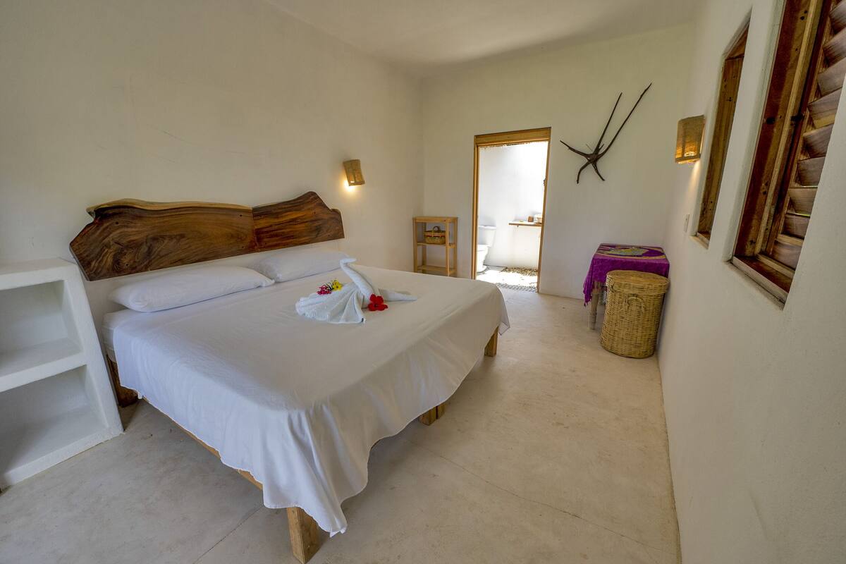 Habitación doble tradicional, 1 cama King size | Espacio para trabajar con laptop, wifi gratis y ropa de cama