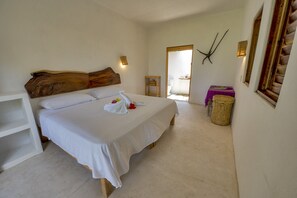 Traditional Double Room, 1 King Bed | Laptop workspace, free WiFi, bed sheets - Hotel Casa Chula (Santa María Colotepec)