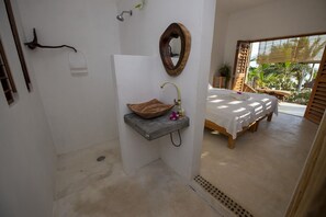 Chambre Double Confort, 1 très grand lit | Équipements de salle de bain