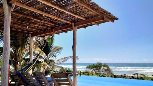 Una piscina al aire libre, sombrillas, tumbonas