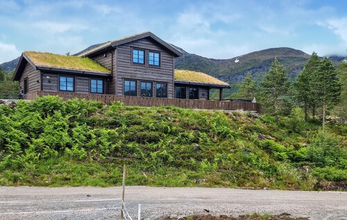 4 bedroom amazing home in Stryn