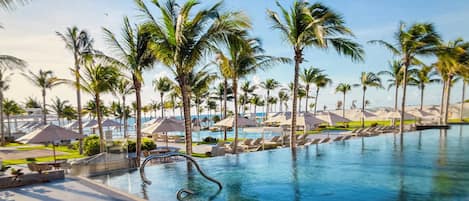 Una piscina al aire libre, una piscina climatizada