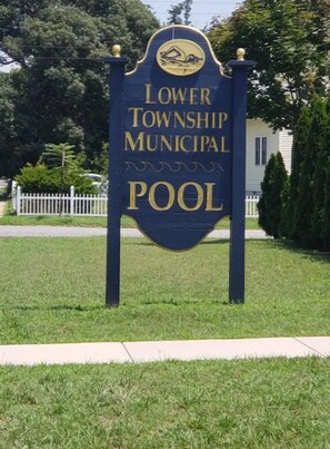 Placa indicando a Piscina Municipal do Lower Township.