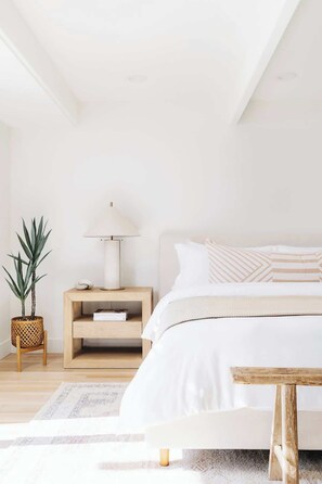 4 habitaciones, escritorio y tabla de planchar con plancha 